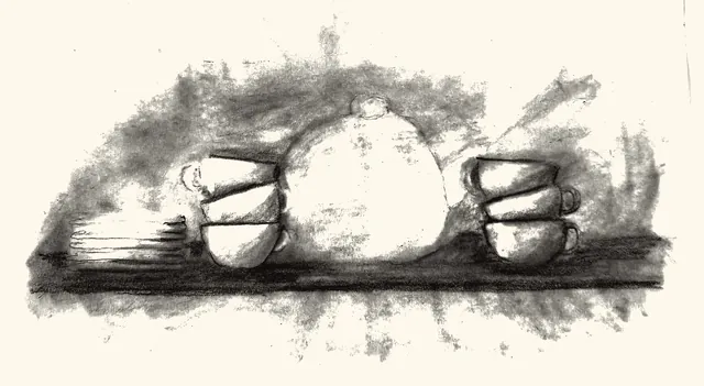 A teapot between stacked cups on a shelf.